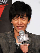 组图：李民基姜艺苑出席新片《Quick》首映