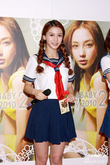 幻灯图：黄晓明绯闻女友校服装扮 清纯似张柏芝