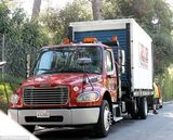 组图：凯蒂-霍尔姆斯带着个人财物搬出阿汤哥豪宅