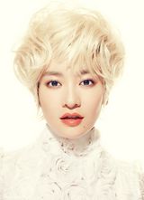 组图：李晟最新女神范写真 白发红唇尽显大气