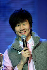 幻灯图：林俊杰分享新歌与粉丝互动 上演模仿秀