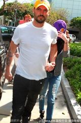 组图：准辣妈梅根-福克斯上围激增 穿平底鞋看球赛