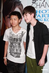 组图：GaGa小师弟抵港 自称已与歌迷们结婚