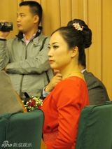 组图：芙蓉姐姐喜庆走进政协礼堂 小口吃饭扮优雅