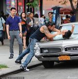 组图：暮光狼人泰勒新片与痞男街殴 挨打显狼狈