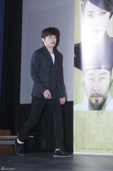 独家高清：《观相》试映 李钟硕嘟嘴比V卖萌