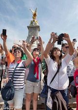 女王看望凯特王妃 传统仪式宣告王室新成员降生