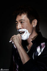 幻灯图：吕颂贤拍摄大片展示性感魅力