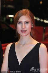 组图：《回家》柏林首映女主角阿加瑟深V黑裙抢镜