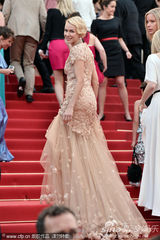 组图：娜奥米-瓦茨戛纳走秀 裸色纱裙妩媚动人