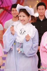 组图：佘诗曼等女星扮婴儿出镜 男女对嘴抢寿司