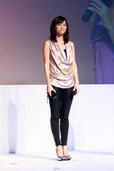 幻灯图：徐静蕾余男田原出席商业活动