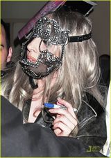 高清：Lady Gaga献唱慈善演出 戴华美面具大秀劲舞