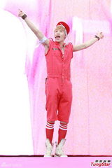 组图：香港巨蛋音乐节f(x)领衔冒台风献歌舞