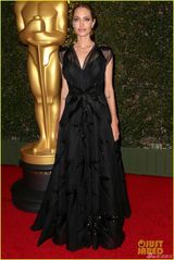 组图:朱莉亮相奥斯卡学院奖 皮特短发携子助阵