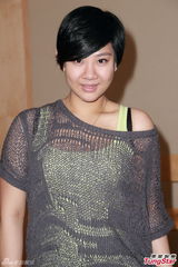 组图：郑欣宜穿透视装现身 提亡母眼泛泪光