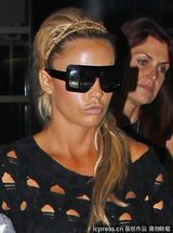 组图：乔丹镂空衫透双球 波霸超出街嘟嘴扮萌