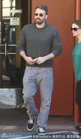 组图：阿弗莱克大胡子男人味十足 夫妇共度二人世界