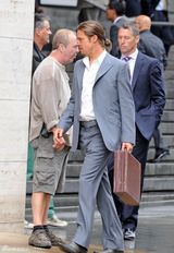 组图：电影《顾问》片场 皮特马尾辫抢镜