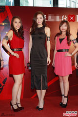 组图：熊黛林黑色连身裙亮相 优雅自信笑容不断