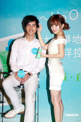 幻灯图：李小璐性感亮相 为代言品站台捞金