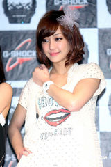 幻灯：美女冯媛甄为名表代言 直言酷爱户外运动