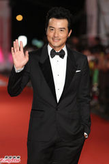 组图：林心如优雅亮相金钟红毯携手李铭顺