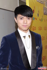 组图：金曲榜颁奖星光黯淡 张敬轩献主持处女秀