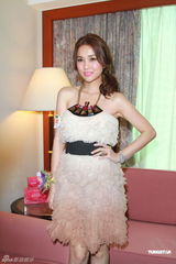 组图：谢安琪代言性感裙装亮相秀香肩