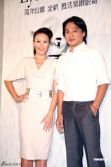 组图：李玟白衣亮相展现温柔 与型男东明相眉目传情 