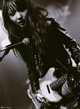 组图：佐佐木希玩变装秀 穿旗袍抱熊猫