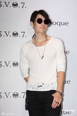 组图：吴建豪为洪金宝儿子电影出演乐团主唱