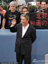 组图：北野武红毯走秀 面瘫无表情更显成熟魅力