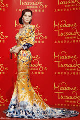 组图：范冰冰龙袍蜡像揭幕 宣布五月携新片再赴戛纳