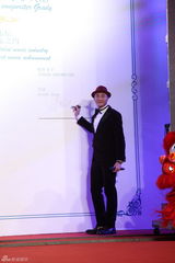 组图：关喆签约华纳举办记者会 自比嫁入豪门