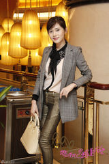 组图：《恋上你》再曝定妆照 秋瓷炫知性亮相