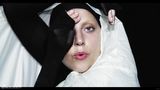 GaGa《Applause》MV造型惊悚 小丑蜕变黑天鹅