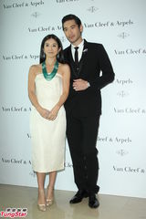 组图：杨采妮投资珠宝增值 高以翔期待能合作