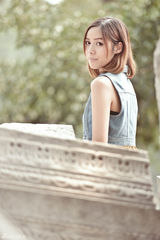 组图：陈怡驻足圆明园遗址 沉静感受历史余韵