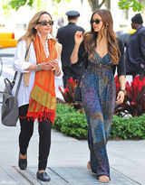 高清图：妮娜-杜波夫和母亲现身街头 长裙抢眼