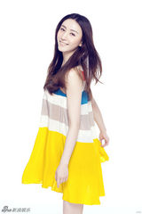 组图：周庭伊翩跹轻舞宛若时尚精灵