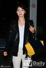 组图：韩智慧皮衣T恤低调现身机场赴泰国拍摄