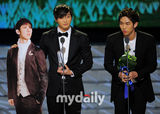 组图：韩星刘在锡再捧MBC大奖 2AM与2PM等到场助阵