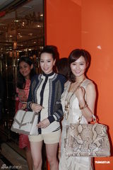 组图：汪诗诗出席新店开幕礼 力挺甄子丹认真专业