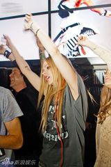 组图：艾薇儿莫斯科演出会歌迷 秀亲和力不设防