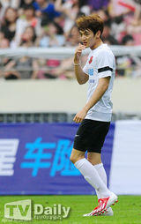 组图：朴智星领衔明星足球赛 收入捐四川灾区