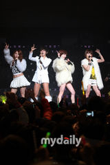 组图：韩组合Brown Eyed Girls首尔开唱热辣性感
