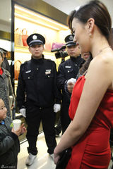 组图：江铠同出席活动心情大好逗小孩