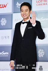 组图：釜山电影节开幕 千正明西装笔挺亮相红毯