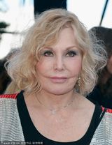 组图：戛纳闭幕红毯 金-诺瓦克尽展知性优雅